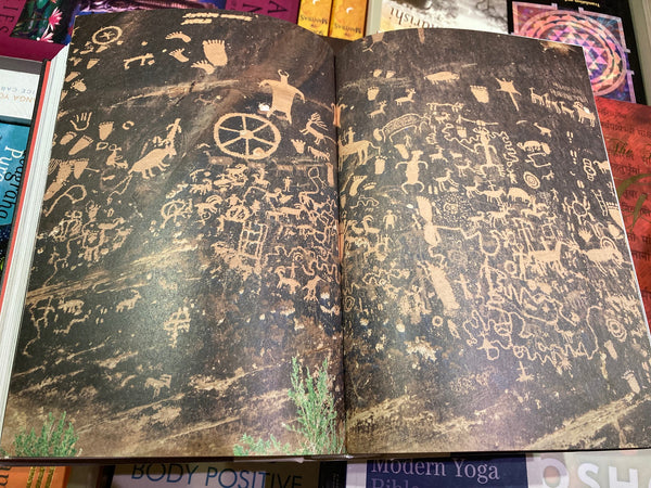 Sacred Sites (The Library of Esoterica) by Jessica Hundley